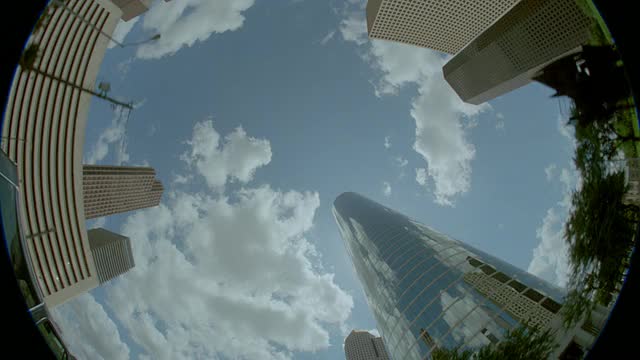 低角度鱼眼视角休斯顿摩天大楼/蓝天+云的背景视频素材