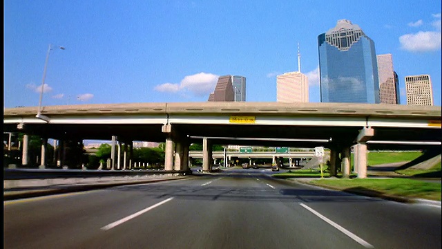 在高速公路下的天桥下的汽车观点，得克萨斯州休斯顿市区视频素材