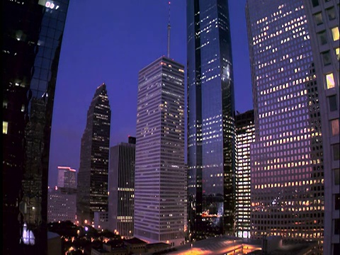 低角度时间流逝黄昏到晚上的摩天大楼/休斯顿市中心，德克萨斯州视频素材