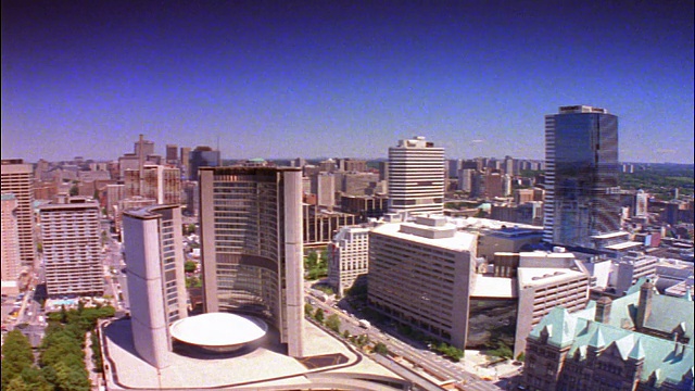 多伦多新市政厅和周围建筑的高角度延时阳光运动视频素材