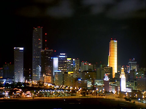 在迈阿密的天际线上的云+灯的时间流逝视频素材