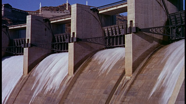水开始流经大坝/ Votorantin，圣保罗，巴西视频素材