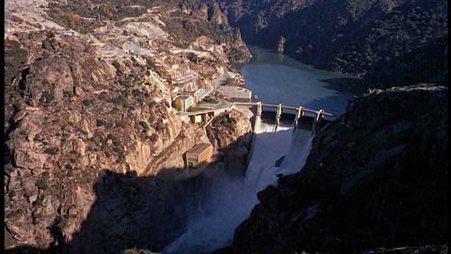 高角度宽拍摄的大坝+河流或湖泊在山区/ Votorantin，圣保罗，巴西视频素材