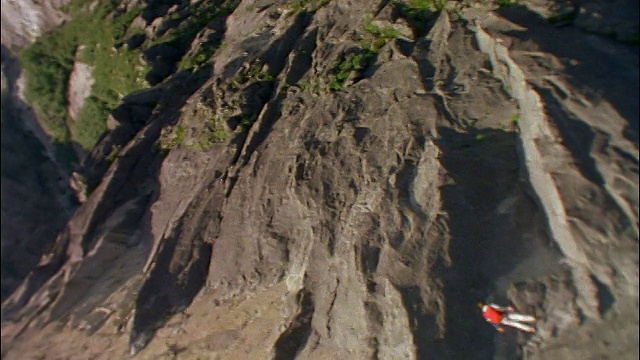 定点跳伞者自由落体飞过岩石悬崖/斯塔万格，挪威视频素材