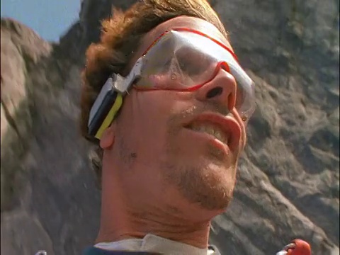 特写镜头:男子基地跳过悬崖的脸/斯塔万格，挪威视频素材