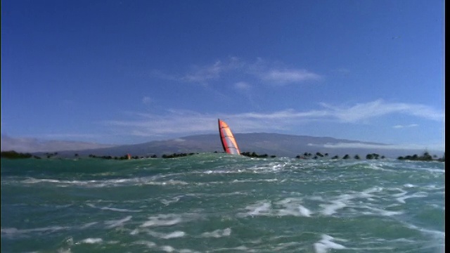 低角度男子帆板(莱尔德·汉密尔顿)在海洋+跳过镜头视频下载