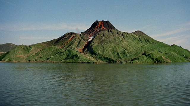 火山喷发/湖泊在前景的广角镜头视频下载