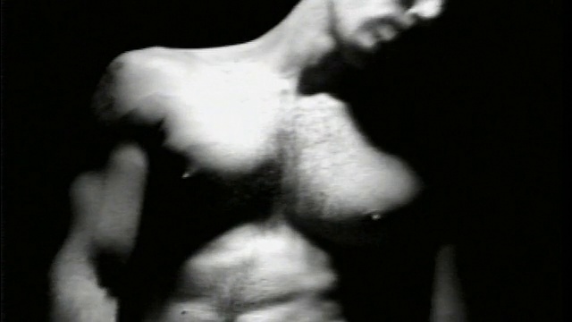 B/W慢动作近景赤裸胸部的男子在痛苦的时尚跳舞视频下载