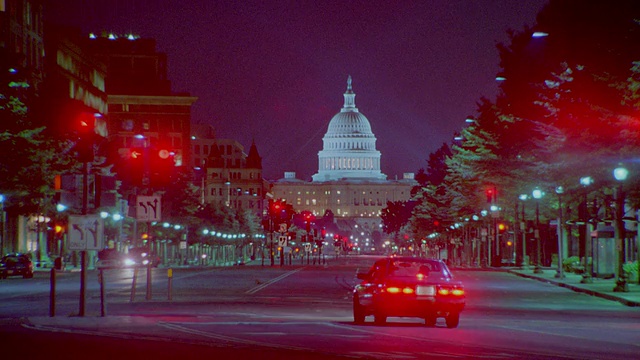 华盛顿特区国会大厦前的交通和交通灯视频素材