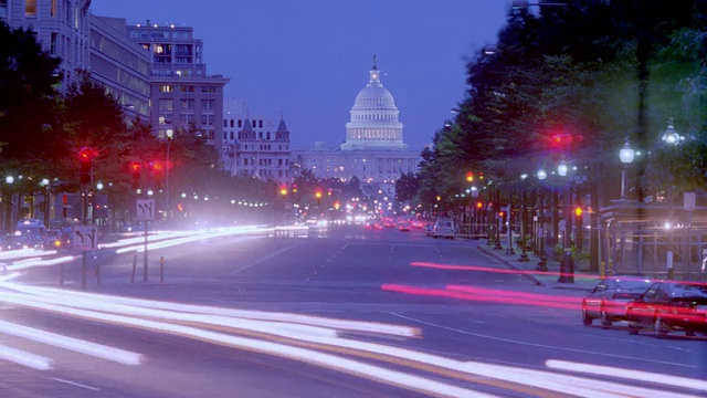 黄昏时分，华盛顿特区国会大厦前的交通+交通灯视频素材