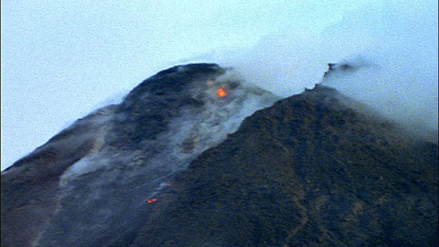 近距离的烟雾+熔岩流火山/默拉皮火山/印度尼西亚视频素材