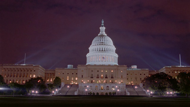 华盛顿特区晚上国会大厦上空的延时云视频素材