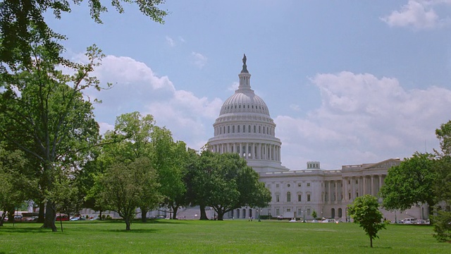 时间流逝云与公园前面的国会大厦/华盛顿特区视频素材