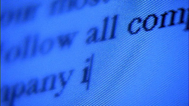 极近距离的单词“被授权”在蓝色的电脑屏幕上打出句子视频下载