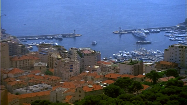 从港口的船只到城市景观/蒙特卡洛，摩纳哥的高角度变焦视频下载