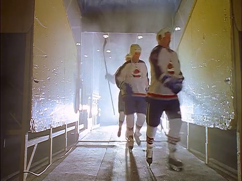 冰球队从入口跑到溜冰场视频素材