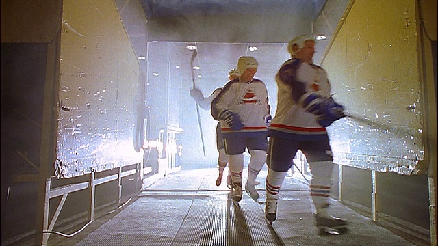 慢镜头冰球队从入口跑到溜冰场视频素材