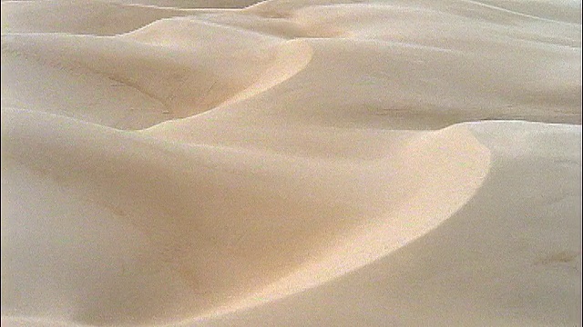 低空俯瞰未被触及的沙丘/加利福尼亚视频下载