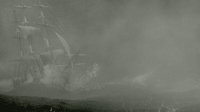 夜间风暴中在波涛汹涌的海面上航行的双桅帆船/邦迪号上的叛变(1935年)视频素材