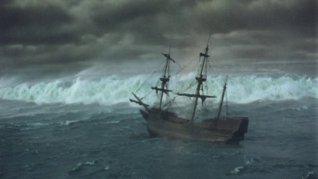 大角度的快船在风暴中在波涛汹涌的海面上倾覆/普利茅斯探险(1952年)视频素材