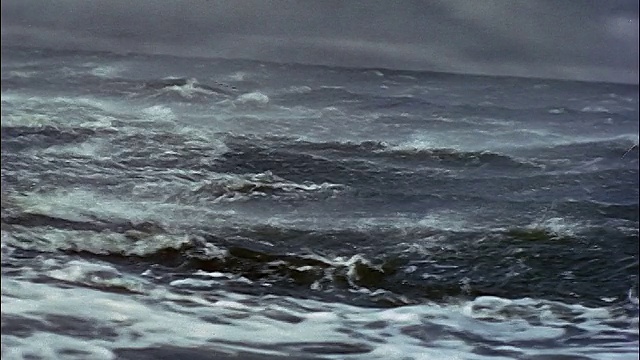 近景船的观点汹涌的海面+风暴/普利茅斯冒险(1952)视频素材