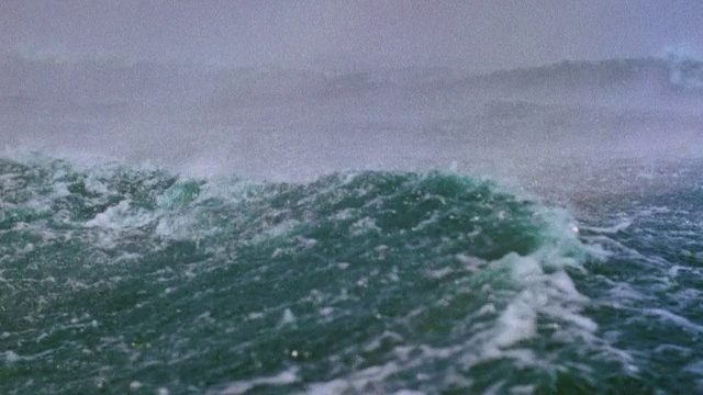 从船的角度看波涛汹涌的海面+暴风雨中的雨水/普利茅斯历险(1952)视频素材