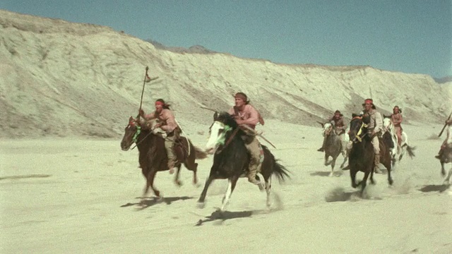 19世纪的REENACTMENT tracking拍摄了印第安人在沙漠中骑马奔跑/从布拉沃堡逃脱(1953)视频素材