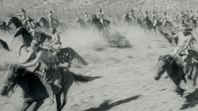 1800年在沙漠中骑着马奔跑的印第安人的重现/阿帕奇小道(1942)视频素材