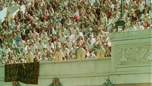 古罗马的一群罗马人在竞技场欢呼+扔东西/ Quo Vadis (1951)视频素材