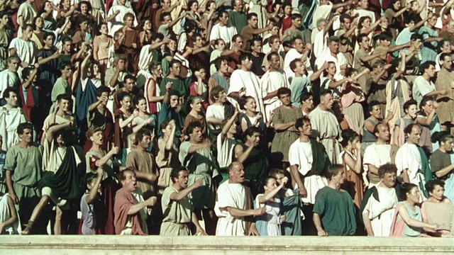 古罗马竞技场上，一群罗马人举起手臂+吟诵+欢呼/ Quo Vadis (1951)视频下载