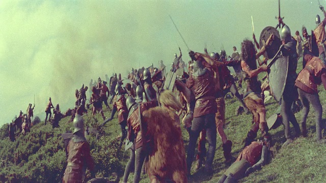 6世纪一群拿着剑的骑士与农民搏斗/圆桌骑士(1954年)视频素材