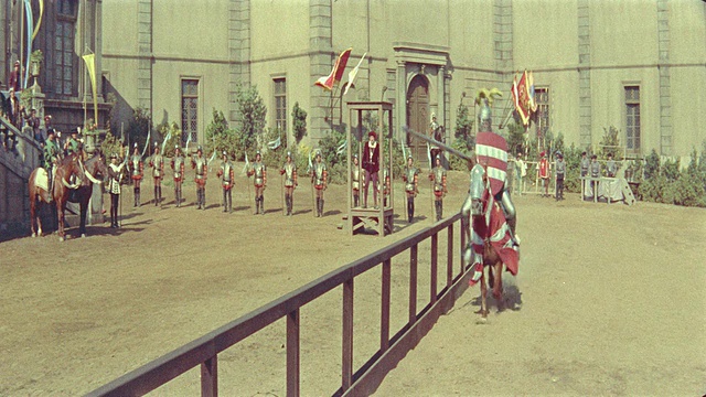 1500年的骑士在比武比赛中骑着马经过镜头/黛安(1956)视频素材