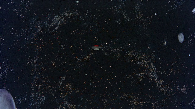 飞碟在太空中飞过行星向照相机飞去/禁忌星球(1956年)视频素材