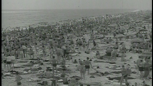 B/W高角广角拍摄1947巨大的人群在琼斯海滩/纽约视频素材