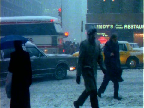 放大在暴风雪/纽约期间穿过城市街道的人们视频下载