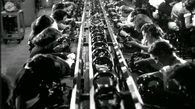 B/W高角度1950妇女在电机装配线上工作视频素材