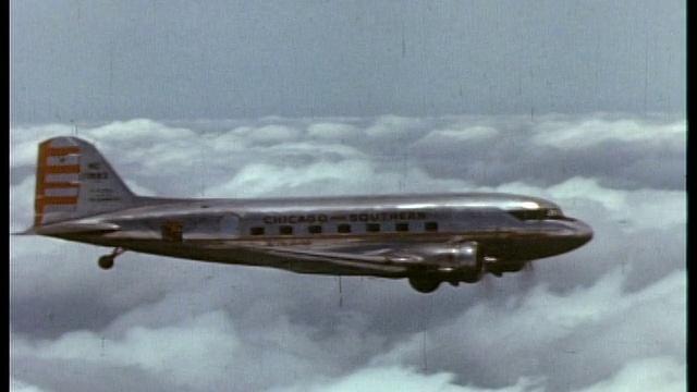 20世纪40年代/ 50年代芝加哥和南部螺旋桨飞机在云层上空飞行视频素材
