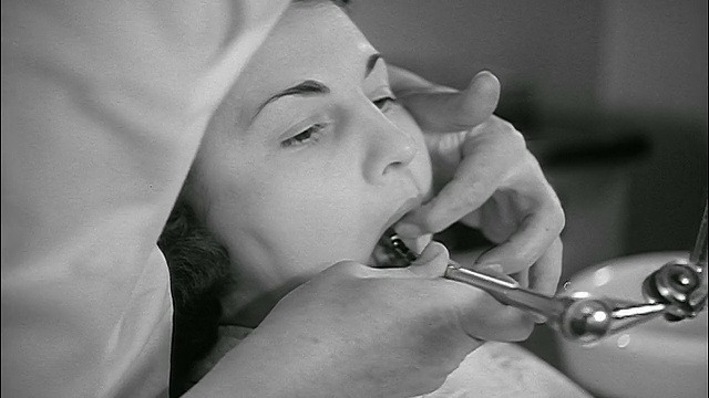 20世纪50年代末，关闭牙医的手为妇女清洁牙齿视频下载