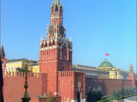 从克里姆林宫的Spassky塔向下倾斜到红场/莫斯科视频下载