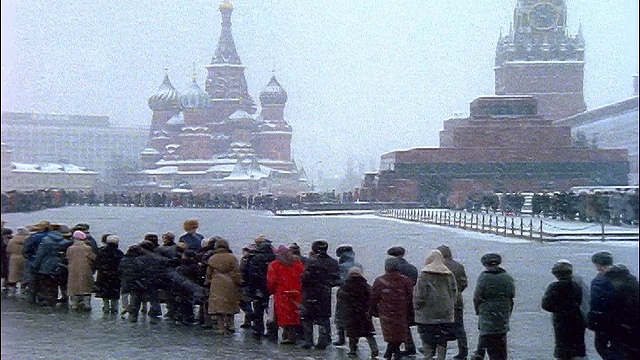 暴风雪期间，莫斯科红场上的列宁墓前排起了长队视频下载