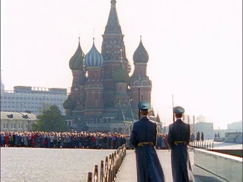 缩小3名俄罗斯卫兵在红场/圣巴西尔大教堂游行的背影/背景/莫斯科视频下载