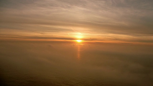 日落时从飞机上从海洋向地平线的视角视频素材