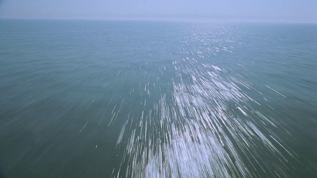 空中飞机的视角快速+低空掠过海洋视频素材