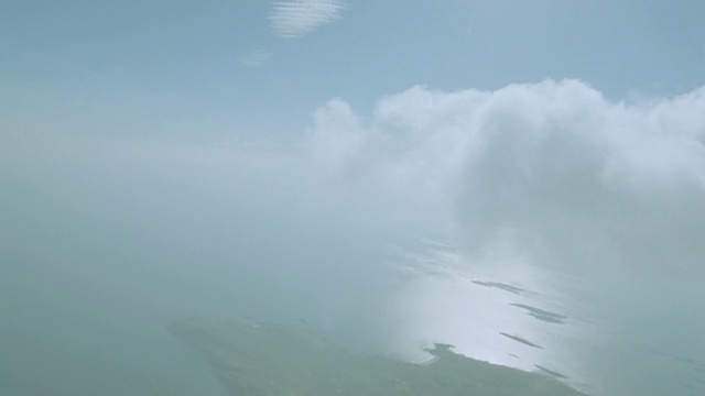空中飞机的视角，在苏格兰Argyll海面上透过云层望向一边视频素材