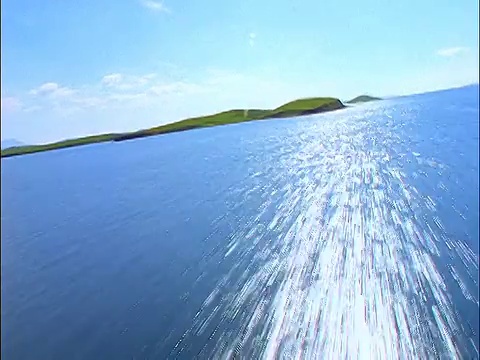 空中飞机的观点与小的绿色岛屿的海洋/克鲁湾，县梅奥，爱尔兰视频素材