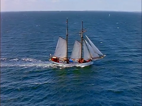 在丹麦ocean / Aero航行的帆船周围的天线视频下载