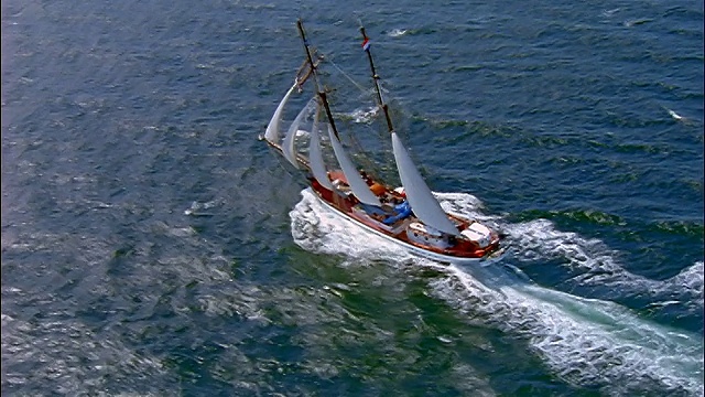 航空纵帆船航行在海洋/放大+缩小锚在船头/ Aero，丹麦视频下载