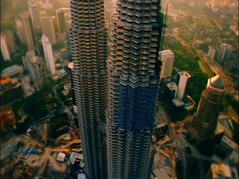 缓慢的双子塔/背景中的太阳/吉隆坡，马来西亚视频下载