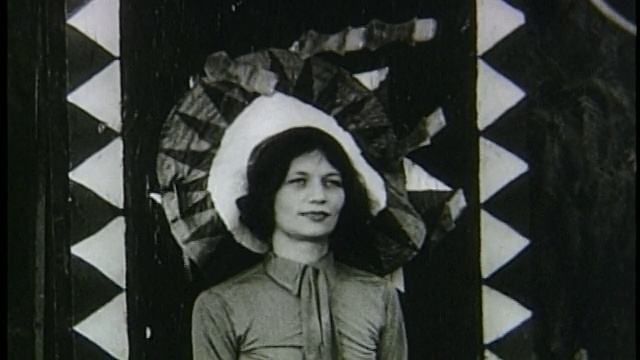 20世纪20年代/30年代的妇女反抗墙，有人向她扔刀子视频下载