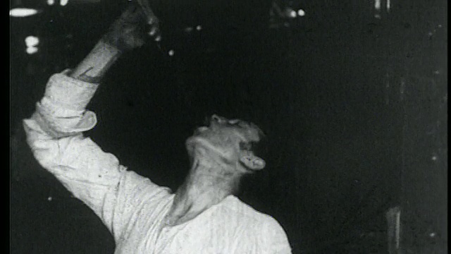 20世纪20年代/30年代的男人吞噬火焰视频素材